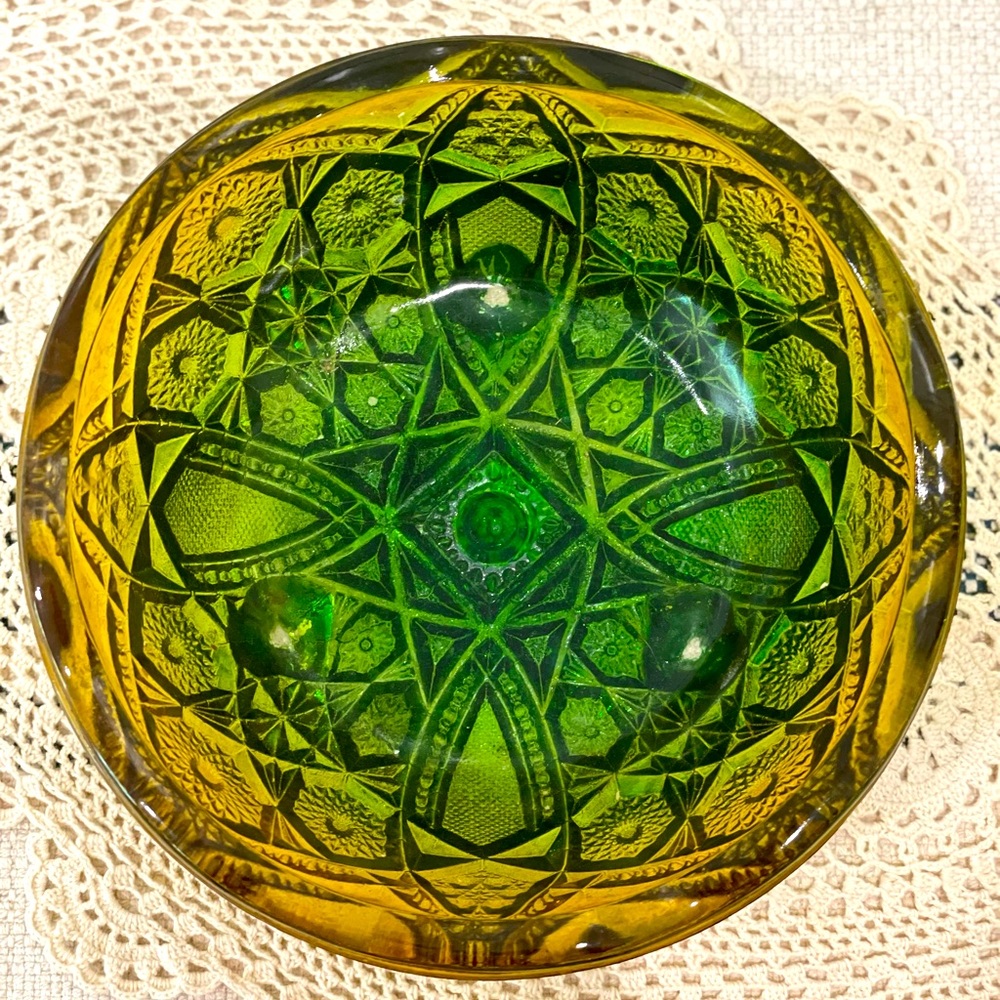 Vintage jeanette glass beautiful green and yellow 3 footed bowl
